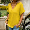 [Compre 1 e Leve 2] Blusinha Artesanal Marcelline em Malha Texturizada com Botões Decorativos